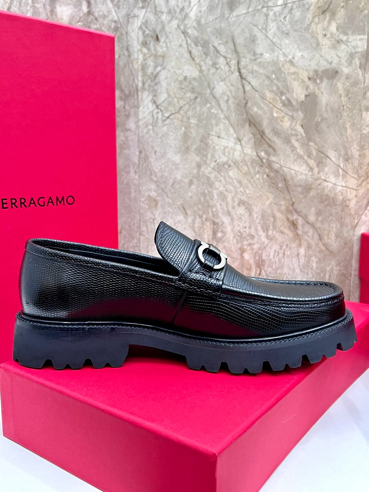 Original quality P580 Brand: Ferragamo Standard size: Men's size 38/44 (45.46 can be customized) Grade: Same style as the official website High-quality men's shoes Material: Customized first-layer calfskin with water-dyed cowhide lining Cowhide tiptoe Original non-slip and wear-resistant rubber outsole Style category: Men's formal business leather shoes are young and fashionable European and American trends British style Casual matching and comfortable feet Color: actual picture